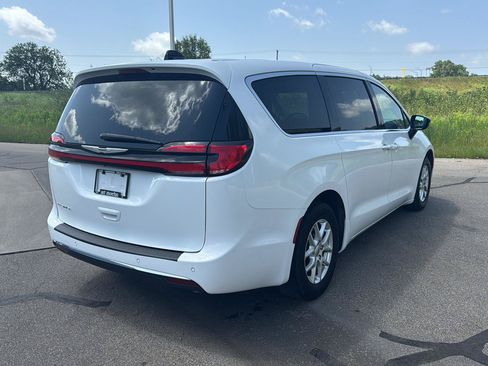 Used 2024 Chrysler Pacifica Touring-L FWD image 5