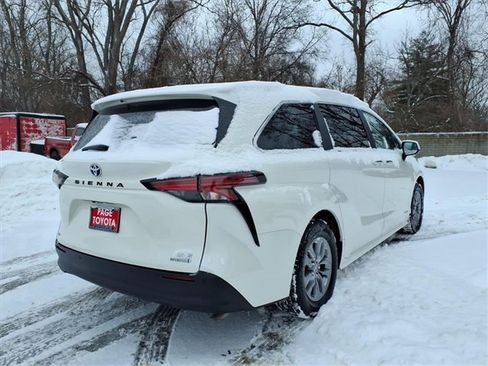 Certified 2021 Toyota Sienna XLE image 7