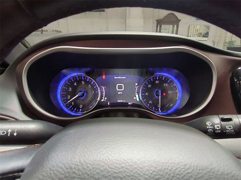 Used 2020 Chrysler Pacifica Touring-L image 19