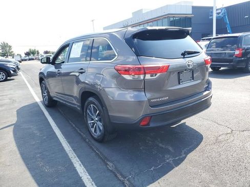 Used 2017 Toyota Highlander XLE AWD/4WD image 3