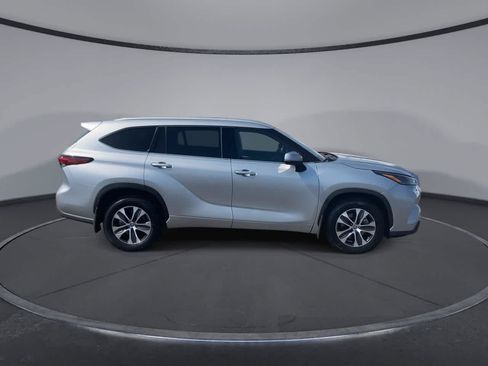 Used 2022 Toyota Highlander XLE AWD/4WD image 9