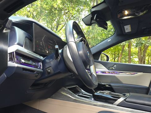 Used 2024 BMW i7 eDrive50 w/ Executive Package RWD image 41