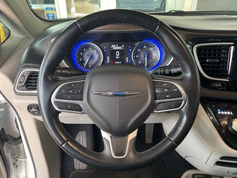 Used 2018 Chrysler Pacifica Touring-L FWD image 12