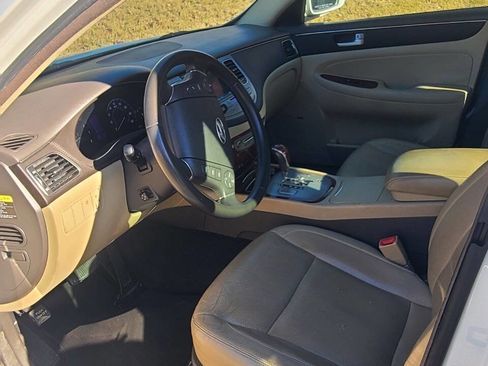 Used 2013 Hyundai Genesis 3.8 w/ Premium Pkg image 9