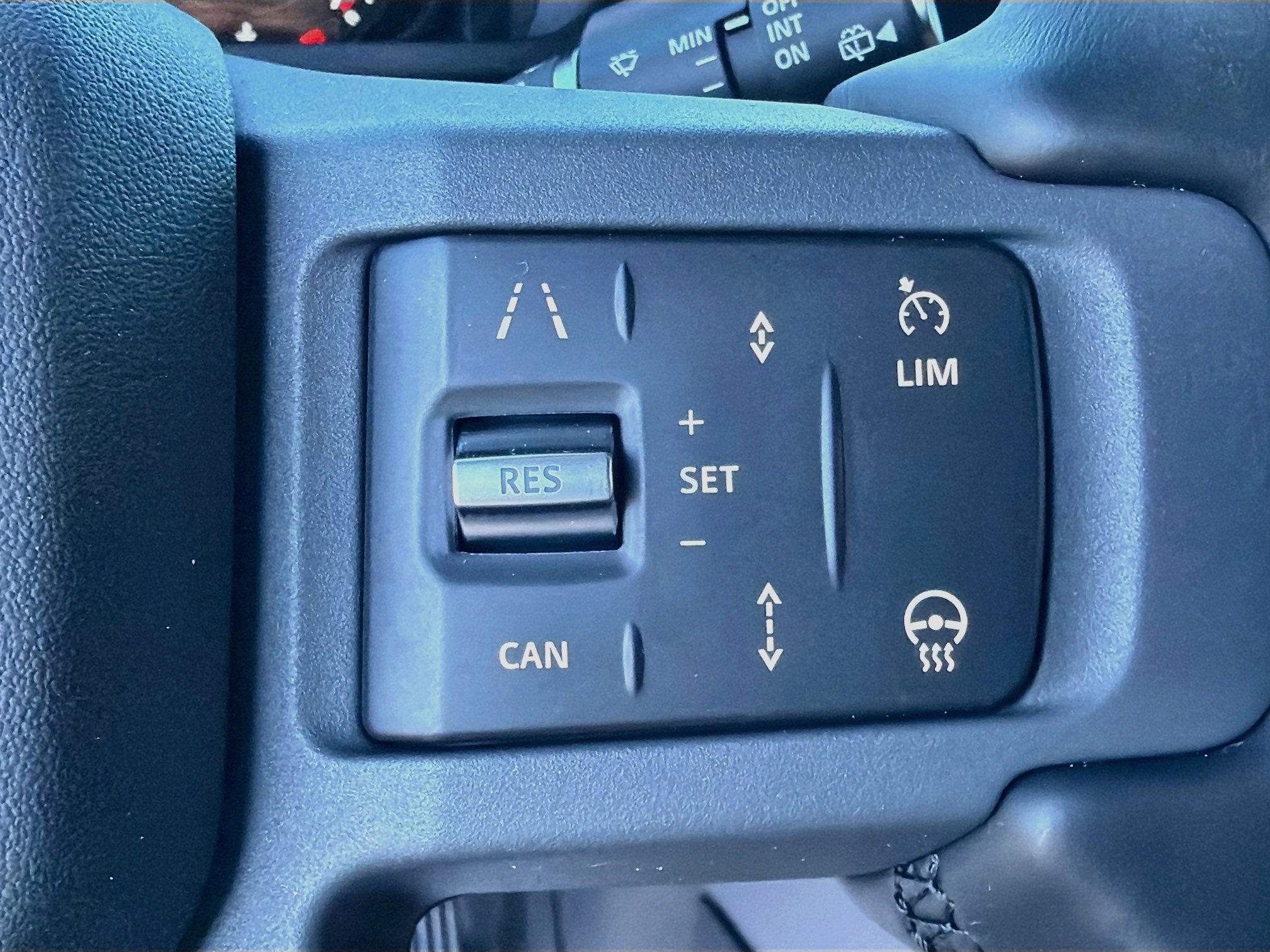 New 2026 Land Rover Defender 110 X-Dynamic SE AWD/4WD image 38