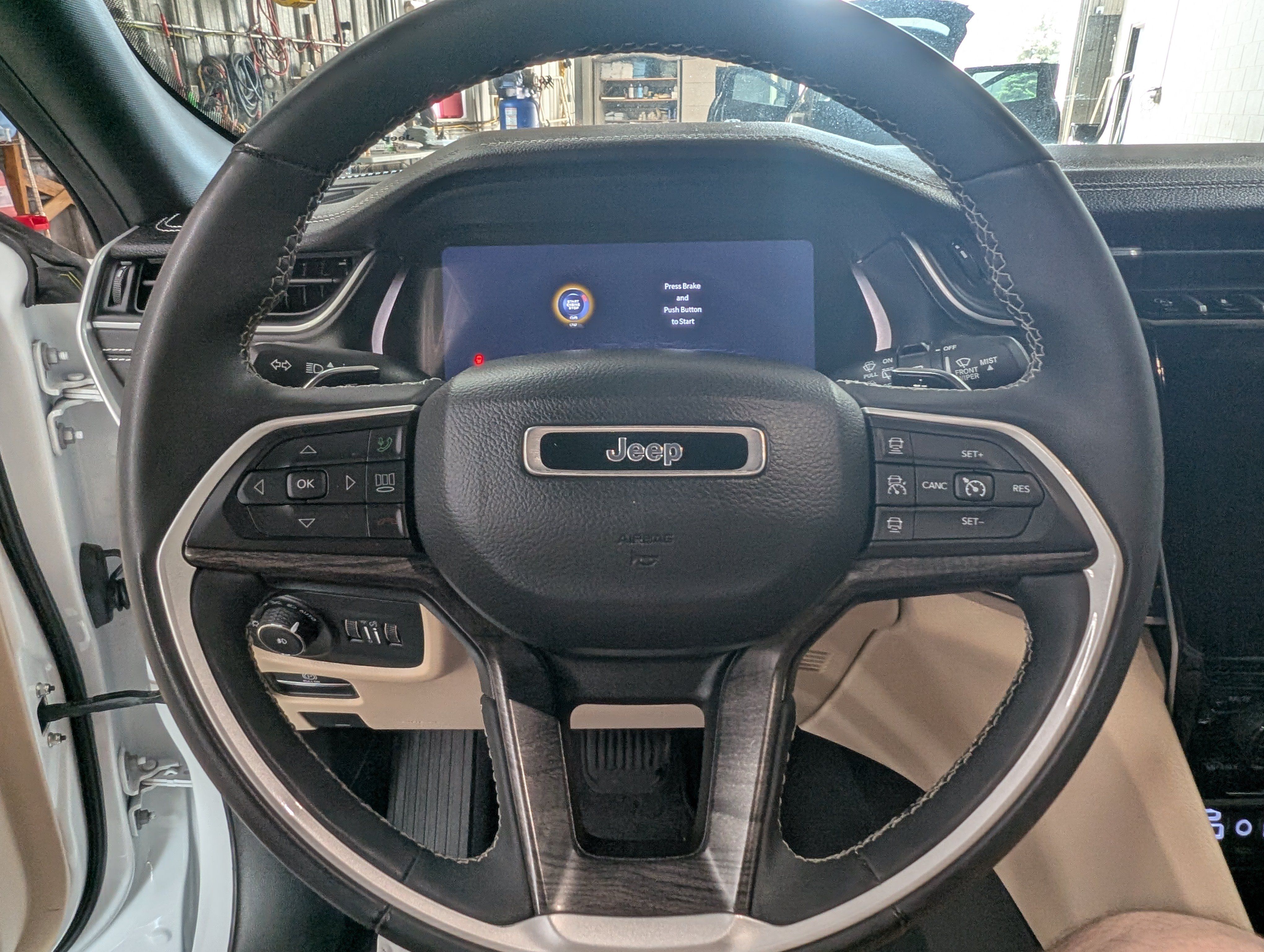 Used 2023 Jeep Grand Cherokee Limited AWD/4WD image 15