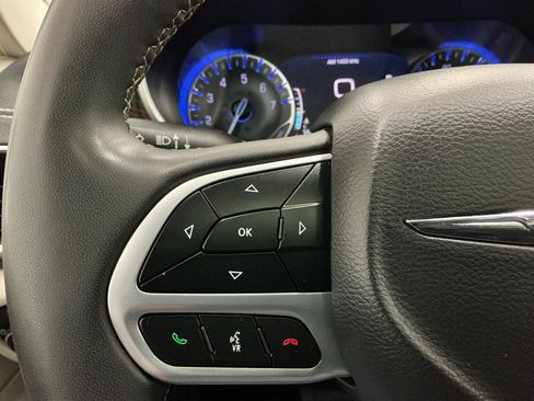Used 2023 Chrysler Pacifica Limited FWD image 25