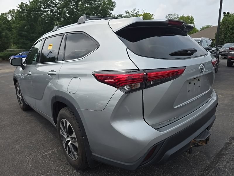 Used 2021 Toyota Highlander XLE AWD/4WD image 2