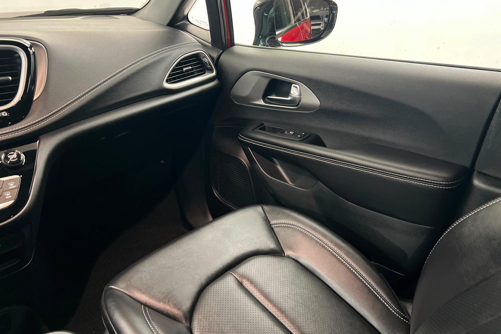 Used 2027 Chrysler Pacifica Select AWD/4WD image 10