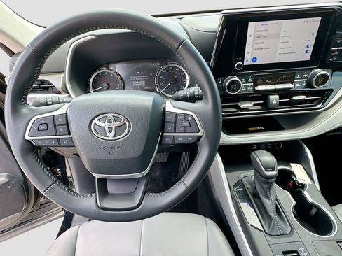 Used 2024 Toyota Highlander XLE AWD/4WD image 12