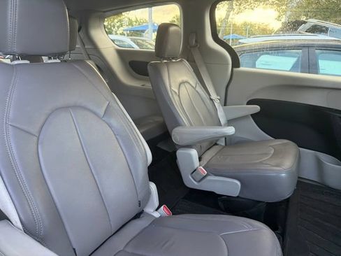 Used 2017 Chrysler Pacifica Touring FWD image 10