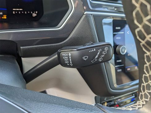 Certified 2022 Volkswagen Tiguan SE image 30