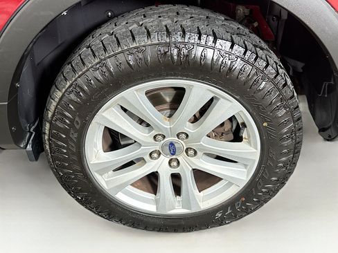 Used 2018 Ford Explorer XLT w/ Equipment Group 202A AWD/4WD image 11