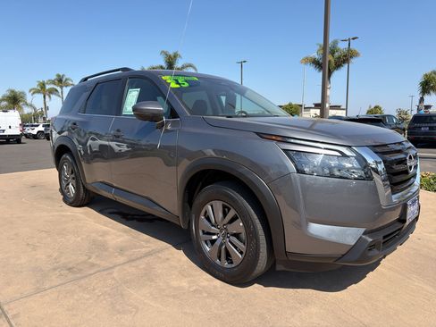 Used 2025 Nissan Pathfinder SV FWD image 3