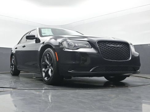 Used 2022 Chrysler 300 Touring w/ Sport Appearance Package RWD image 44