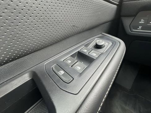 Used 2025 Volkswagen Atlas SE AWD/4WD image 13