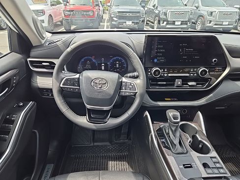 Used 2025 Toyota Highlander Limited AWD/4WD image 15