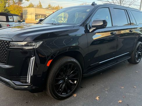 Used 2024 Cadillac Escalade ESV Premium Luxury image 9
