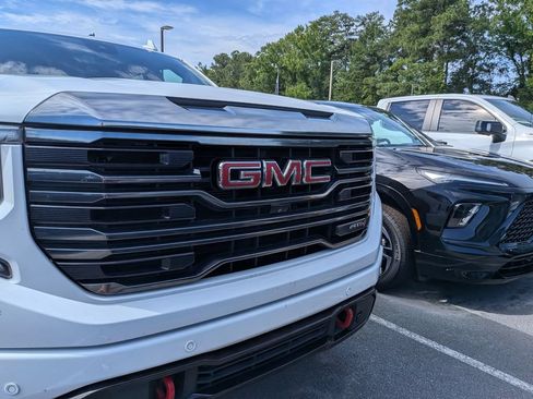 Used 2023 GMC Sierra 1500 AT4 w/ Technology Package AWD/4WD image 15