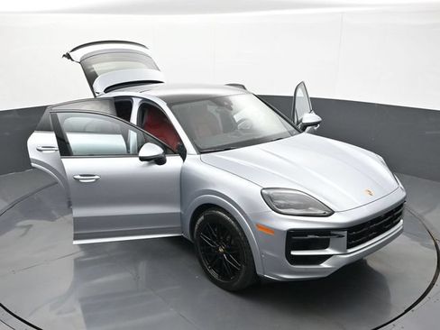 Certified 2025 Porsche Cayenne Coupe AWD/4WD image 33
