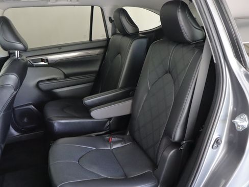 Used 2024 Toyota Highlander Platinum AWD/4WD image 9