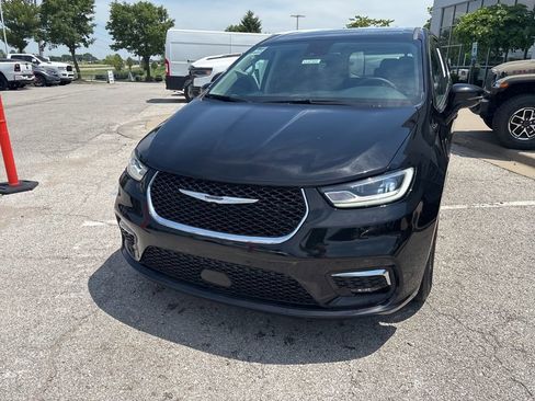 Used 2024 Chrysler Pacifica Touring-L FWD image 11
