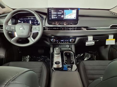 Used 2025 Mitsubishi Outlander SE image 12