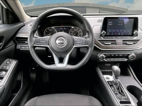 Used 2025 Nissan Altima 2.5 SV AWD/4WD image 5