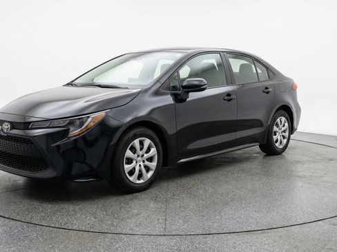 Used 2025 Toyota Corolla LE image 3