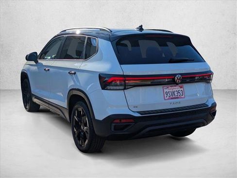 Certified 2025 Volkswagen Taos SE image 8