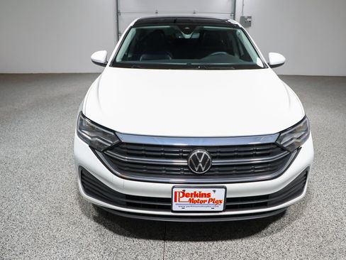 Used 2023 Volkswagen Jetta SE w/ Panoramic Sunroof Package FWD image 4