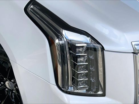 Used 2018 Cadillac Escalade Luxury AWD/4WD image 27