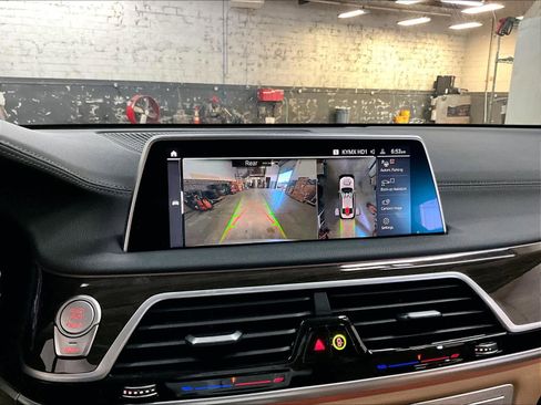 Used 2022 BMW 740i w/ Premium Package image 23