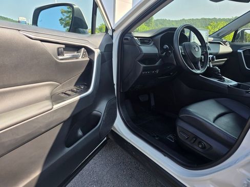 Used 2021 Toyota RAV4 XLE Premium image 11