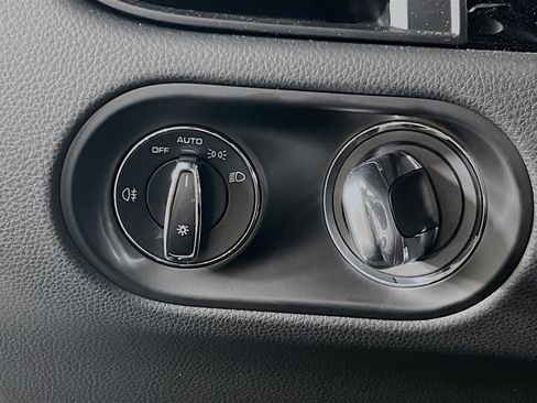 Certified 2025 Porsche Macan AWD/4WD image 11