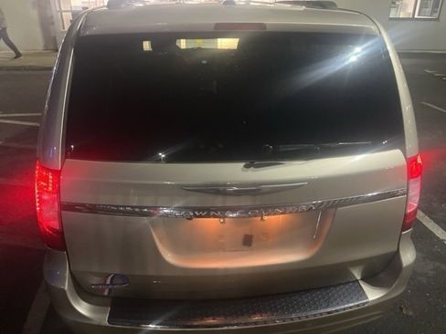 Used 2013 Chrysler Town & Country Touring-L w/ Entertainment Group #2 image 5