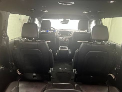 Used 2022 Chrysler Pacifica Touring-L w/ Uconnect Theater Family Group AWD/4WD image 10