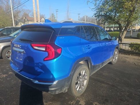 Used 2024 GMC Terrain SLT image 2