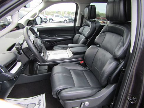 Used 2025 Lincoln Navigator Reserve AWD/4WD image 3
