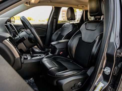 Used 2019 Jeep Cherokee Latitude Plus w/ Comfort/Convenience Group image 38