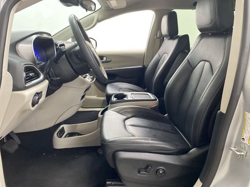 Used 2024 Chrysler Pacifica Touring-L FWD image 15