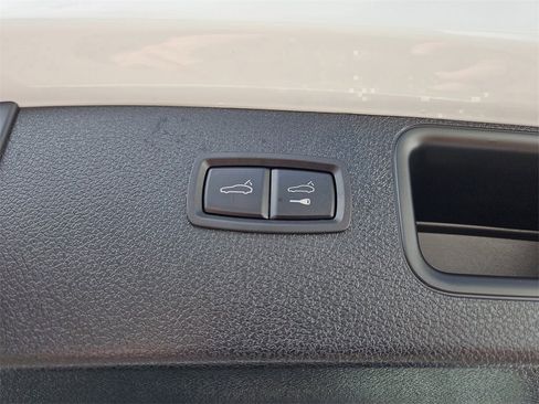 Certified 2025 Porsche Macan image 27