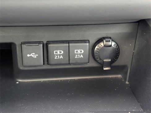 Used 2021 Toyota Highlander XLE image 24