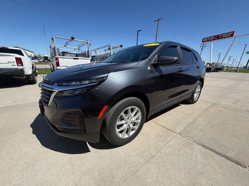 Used 2022 Chevrolet Equinox LS image 4