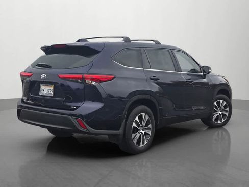Used 2023 Toyota Highlander XLE image 6
