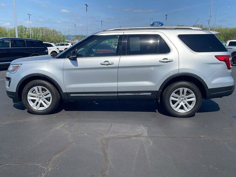 Used 2018 Ford Explorer XLT w/ Equipment Group 202A AWD/4WD image 2