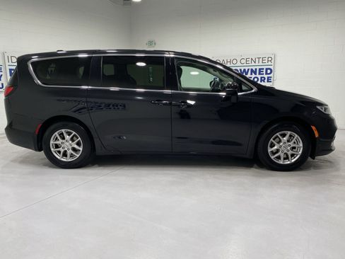 Used 2023 Chrysler Pacifica Touring-L image 9