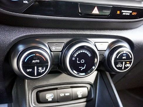 Certified 2025 Hyundai Venue SEL FWD image 28