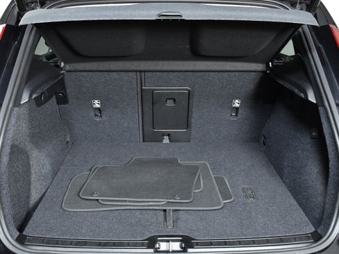 Used 2025 Volvo XC40 B5 Plus image 33