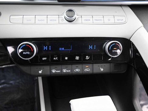 Certified 2025 Hyundai Elantra Limited image 19